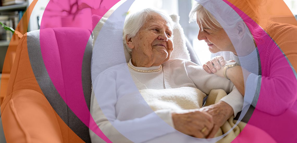 Alte Dame zu Hause mit ehrenamtlicher Tagesbetreuung.