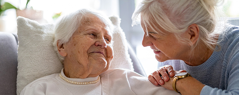 Ältere Dame zu Hause mit ihrer Tagesbetreuerin.