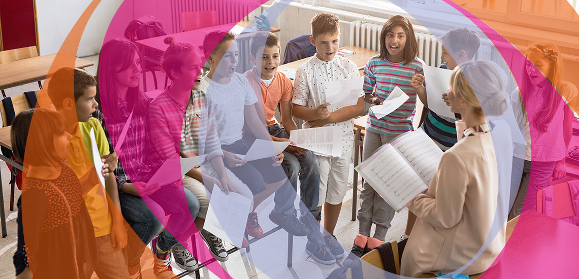 Eine Gruppe von Kindern beim Singen in der Nachmittagsbetreuung.