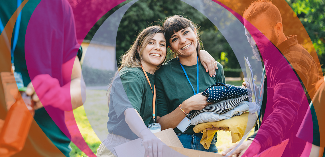 Freiwillige packen Spendenboxen in der Lebensmittel- und Kleiderkammer. Konzept eines humanitären Hilfsprojekts. Einige von ihnen schauen in die Kamera.