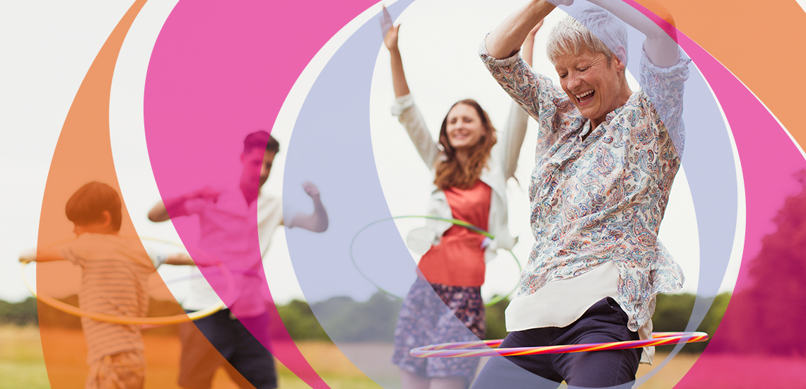 Mehrgenerationenprojekt beim Hula-Hoop-Reifen schwingen im Park.